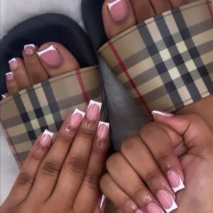 Manicura y pedicura francesa Baddie